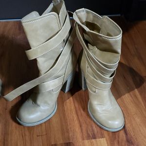 Heeled boots